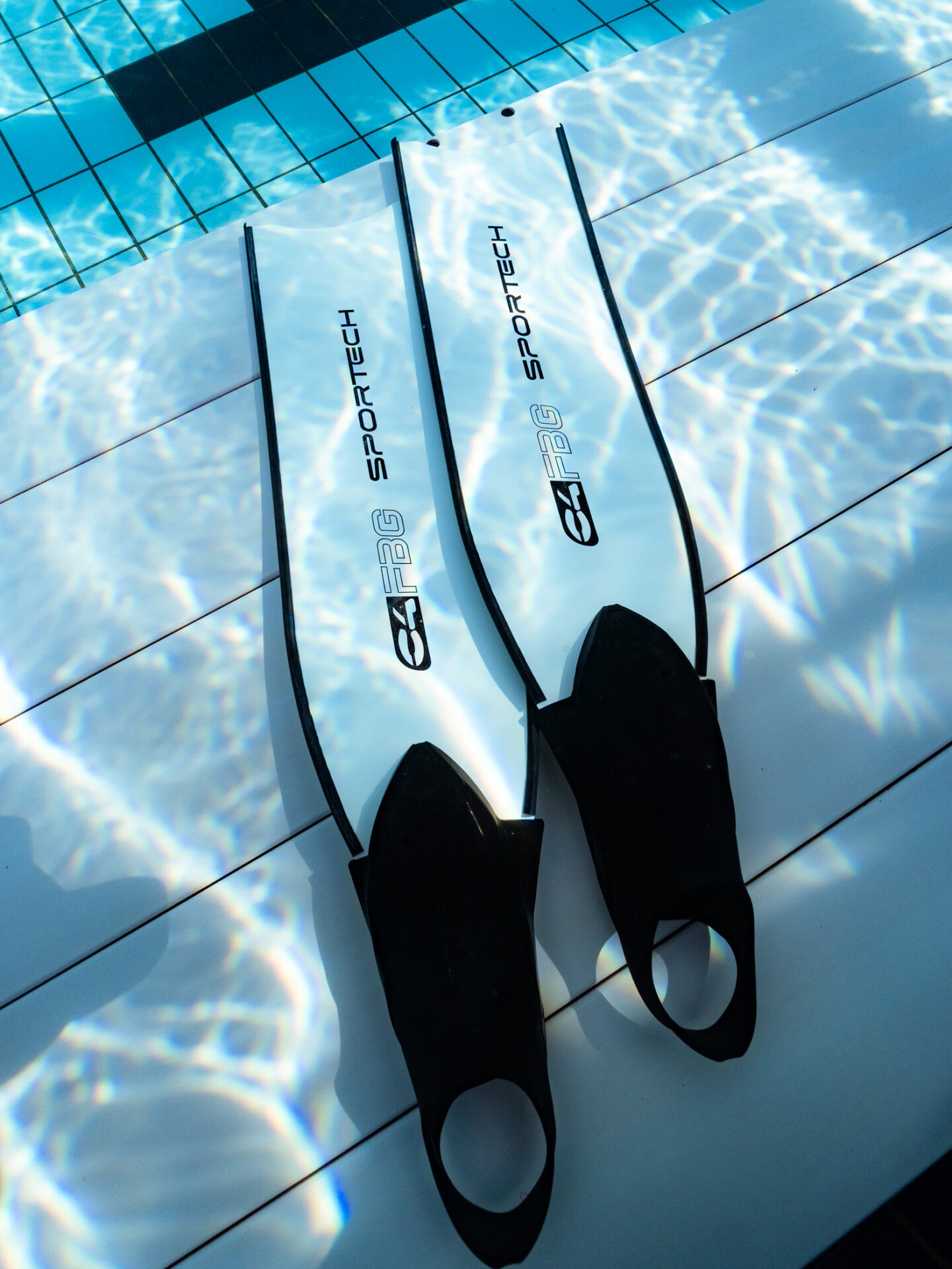 C4 SPORTECH 白色玻璃纖維蛙鞋